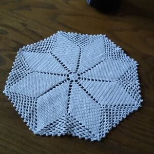 Vintage hand crocheted doily.  Approx 10 inches.